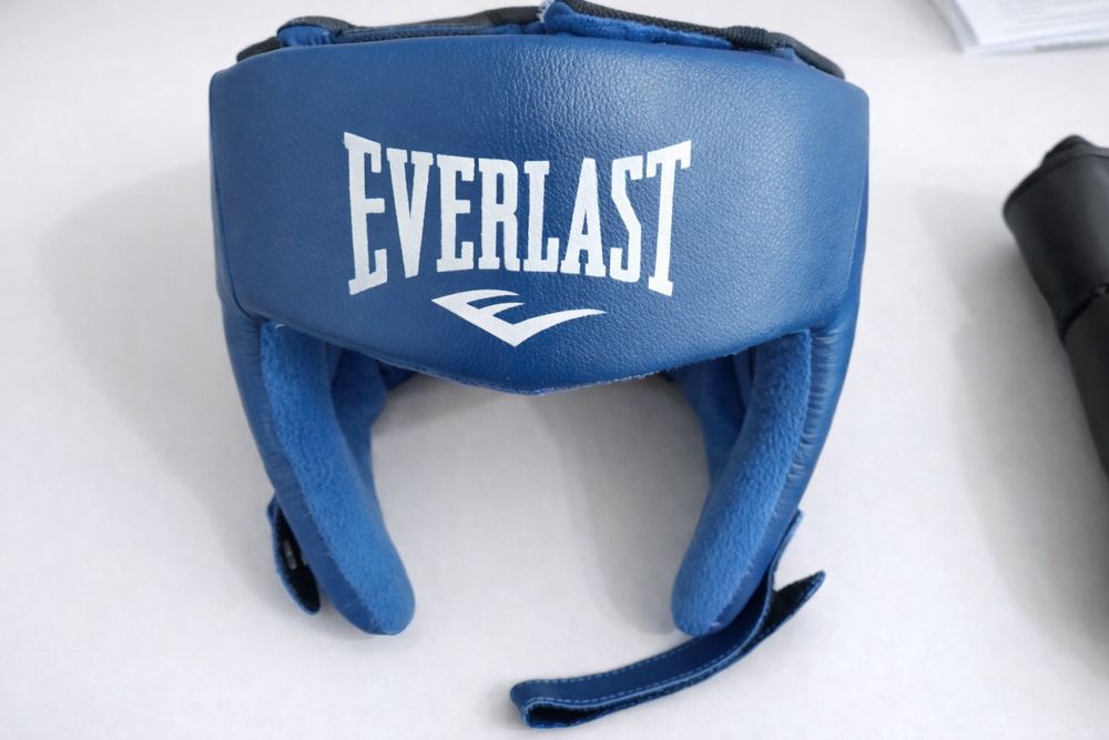 Продам боксёрские перчатки, шлем и боксёрки