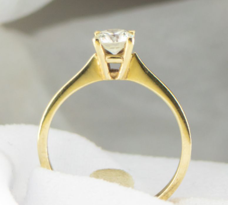 Дамски златен пръстен с брилянт - елегантен и луксозен