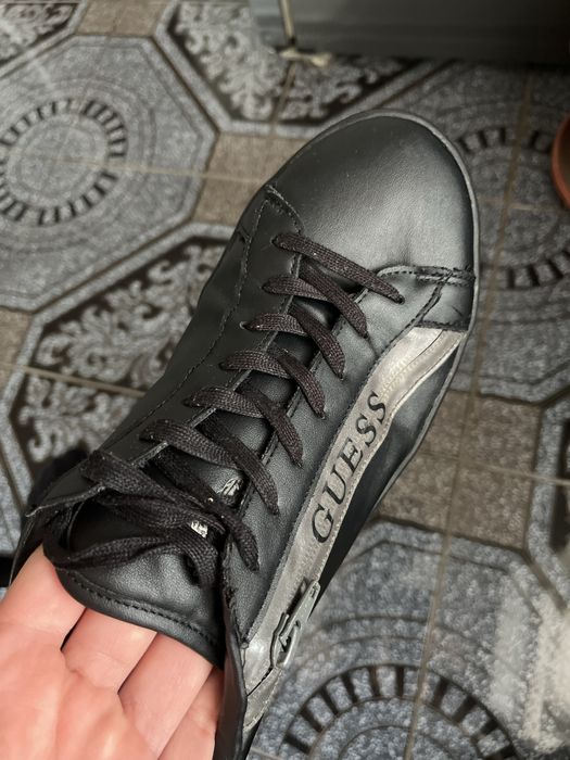 Продават се