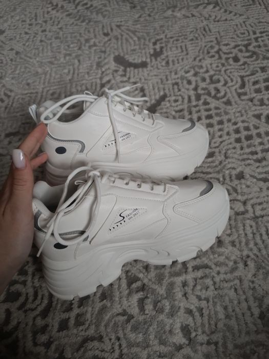 Кроссовки женские