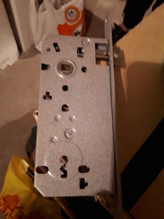 брави и дръжки за врати