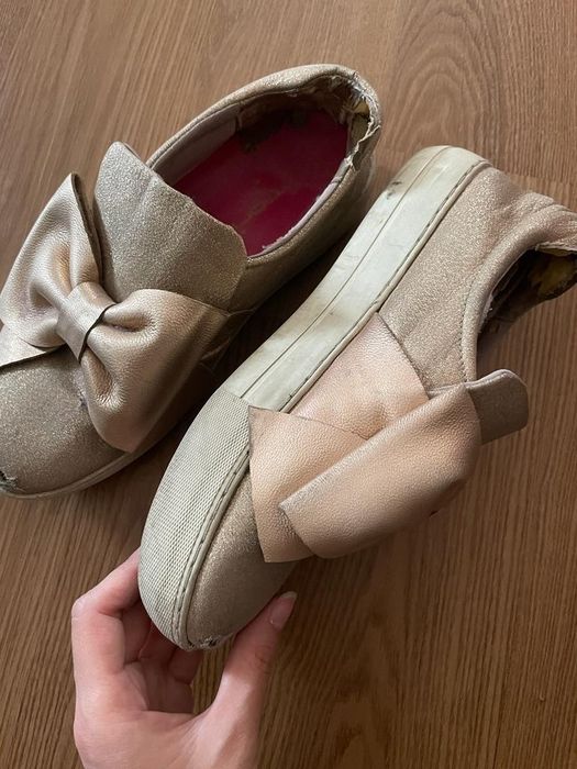 Золотистая обувь с бантом