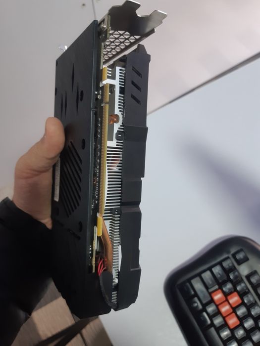 Rx 580 8gb 256 bit idial xolatda olgan odam baraka topadi