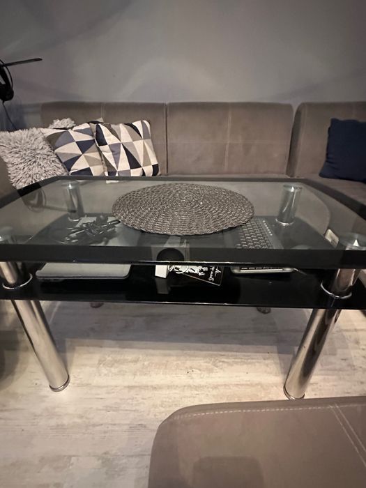 Холна гарнитура в комплект със стъклена маса