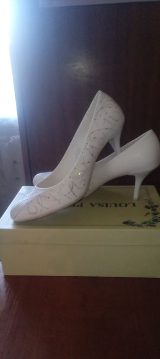 Продам туфли очень красивые.