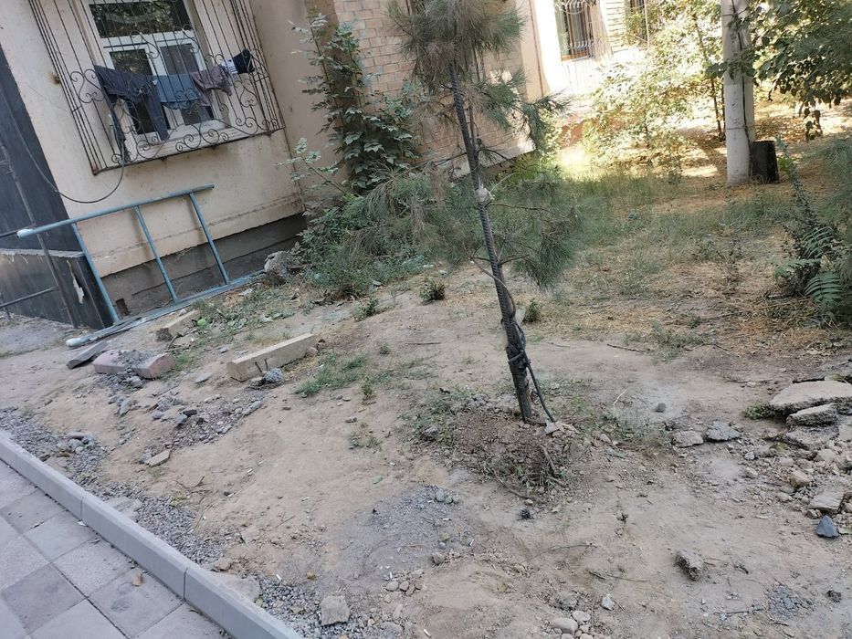 2 xonali uy 1 etaj. Yonida 6 etajli mehmonxona ham bor. 130000$.