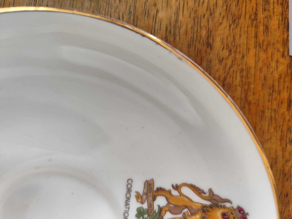 Кралски сувенирни чинийки в чест на Елизабет II и принц Чарлз