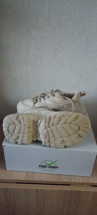 Продам новые кроссовки