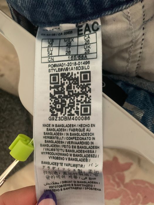 Blugi GUESS rupți cu paiete ,mărime 26(echivalent XS)