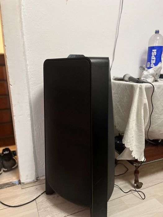 iPhone 12 Pro Max și o boxă Samsung de 1500 de W