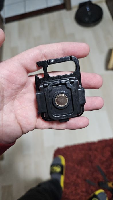 Vand lanterna tip breloc cu magnet