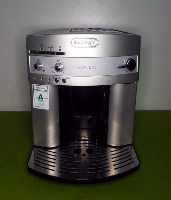 Vând aparat de cafea DeLonghi Esam 3300 Magnific