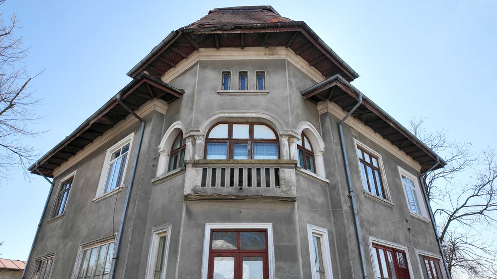 Vilă interbelica cu suflet, curte mare și vedere spre dealuri