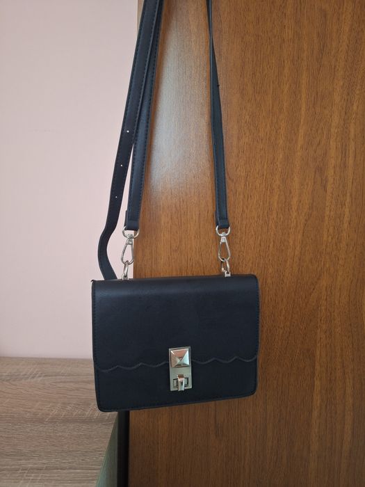 Малка черна чанта