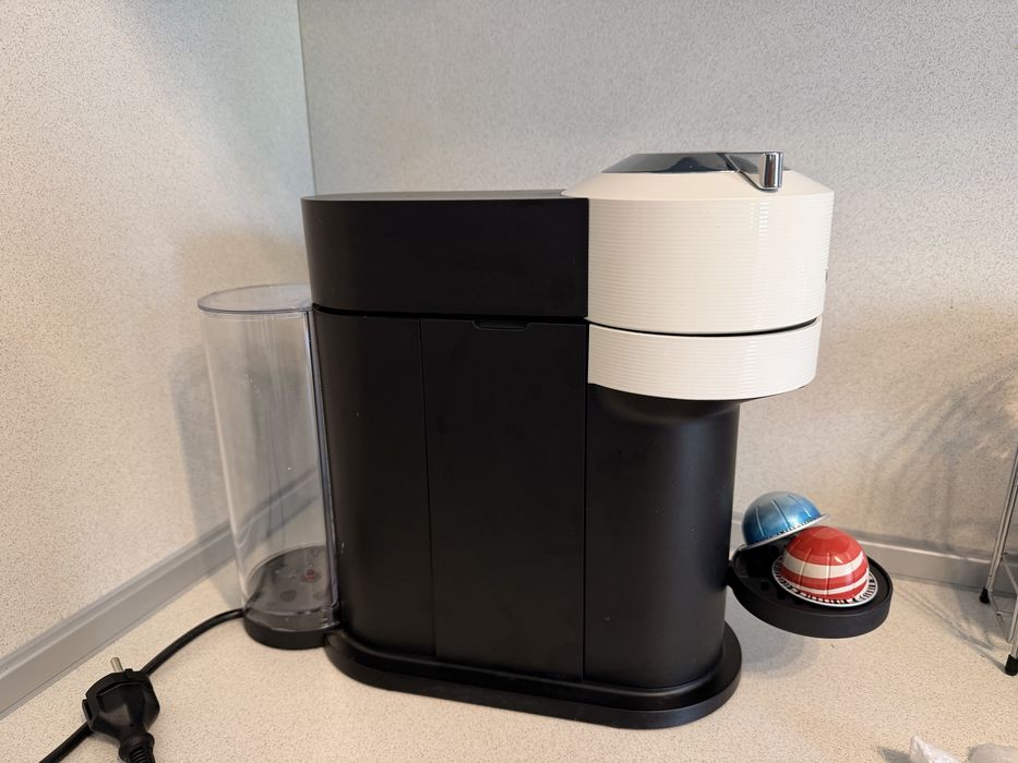 Кафе машина Nespresso Vertuo Next в гаранция + подарък