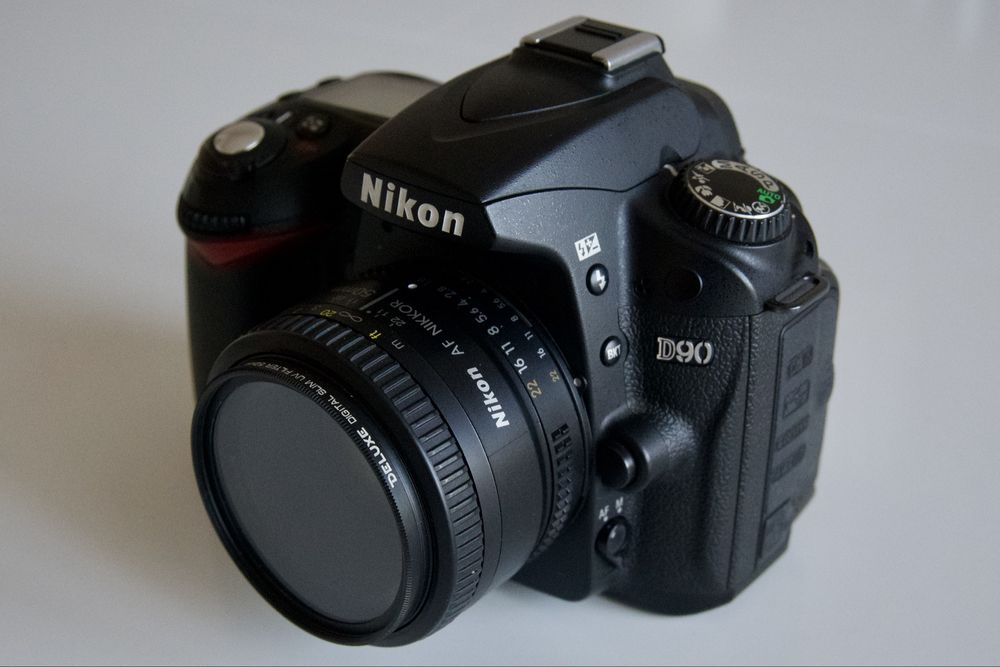 Продаю Nikon D90 + 2 объектива и сумка
