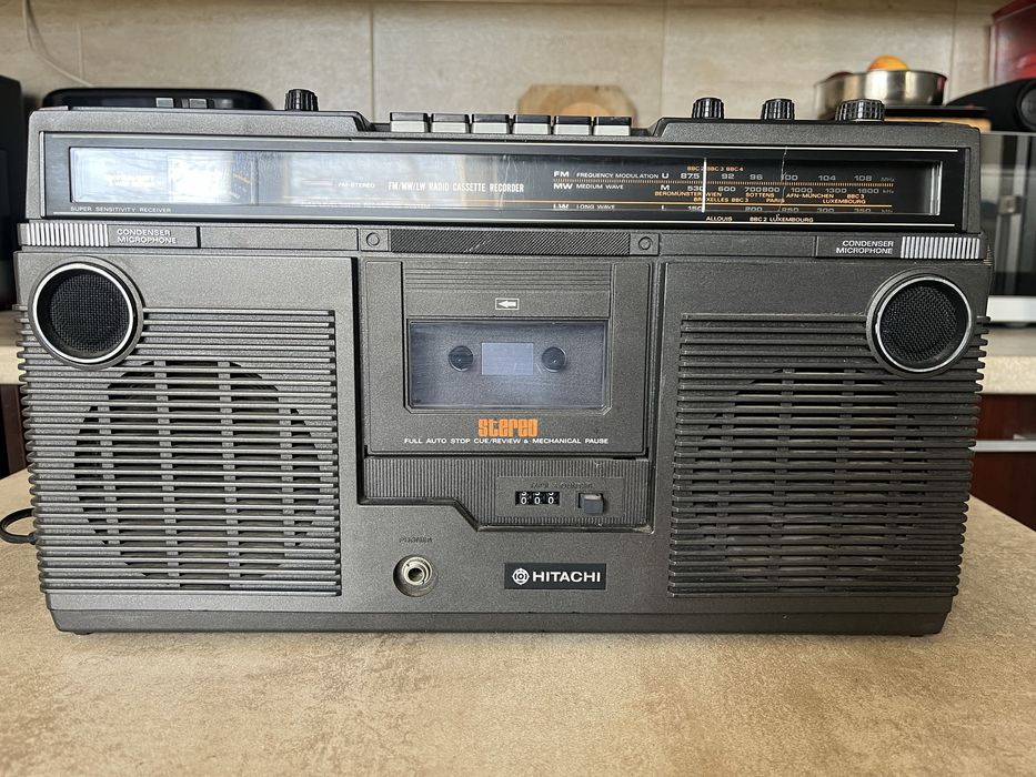Radiocasetofon Akai si Hitachi