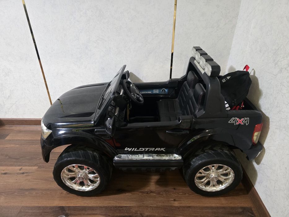 Детская машинка на пульте