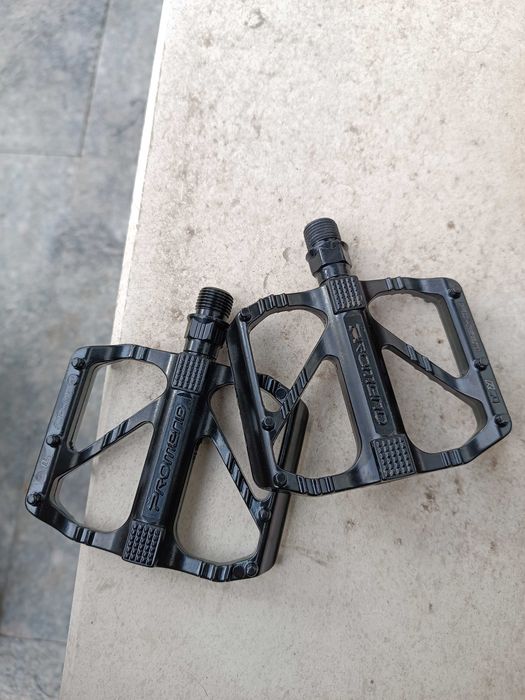 Чисто нови метални педали за колело