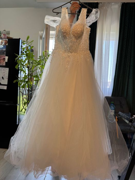 Rochie de mireasă în stare impecabila + crinolina 1 cerc