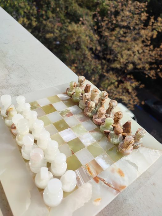 Tabla de șah și piese , realizate din piatra semiprețioasă de onix