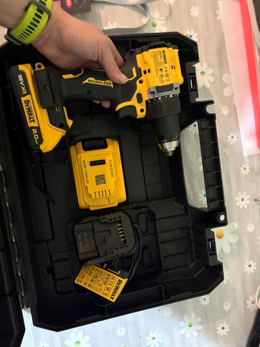 Продам шуруповёрт DeWalt 18V XR Brushless