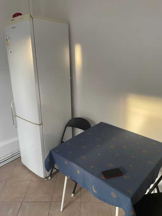 Închiriez garsonieră la casa