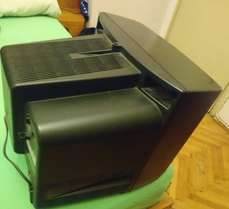 Телевизори ,всеки с дистанционно,работят.