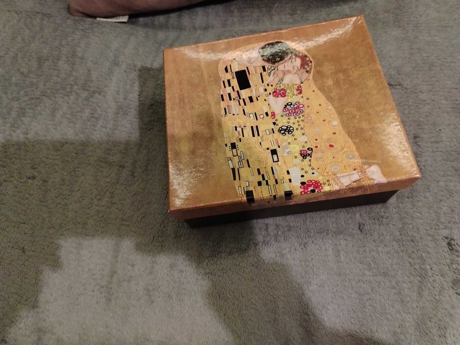 Комплект чаши за кафе ЦЕЛУВКАТА с чинийки и лъжички