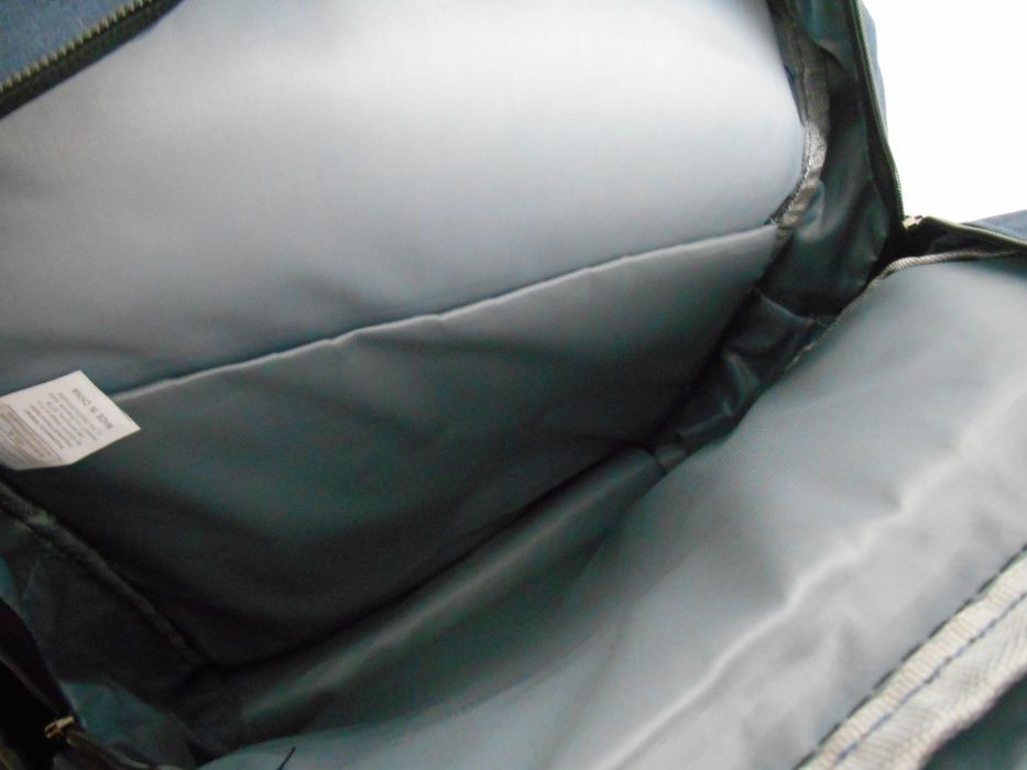 Продавам ергономична раница с две отделения с цип и капак за отв/затв