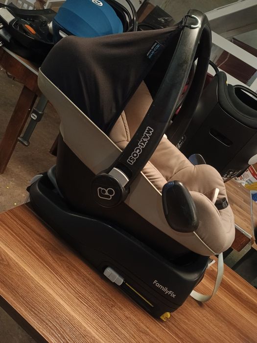 Maxi-Cosi Pebble + база Maxi-Cosi FamilyFix