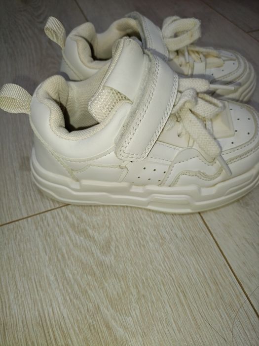 Продам детские кроссовки белые, 28 размер