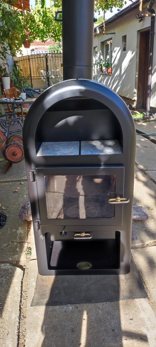 Șemineu 7 KW de vânzare . Șemineul se afla într-o stare foarte buna,a fost foarte puțin folosit. Mai multe detalii la tel 0742124145. Prețul  in Euro