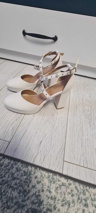 Сладка мини рокля в бяло и обувки