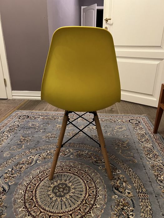 Стул желтый пластиковый
