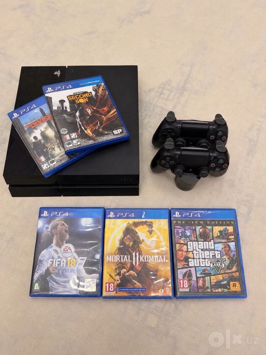 PlayStation 4 + 2 джойстика + 5 игр