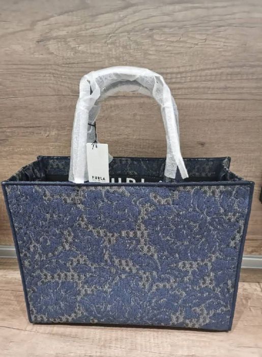 Furla Tote Bag
Продавам чанта Furla Tote bag
Състояние:  Нова
- Модел