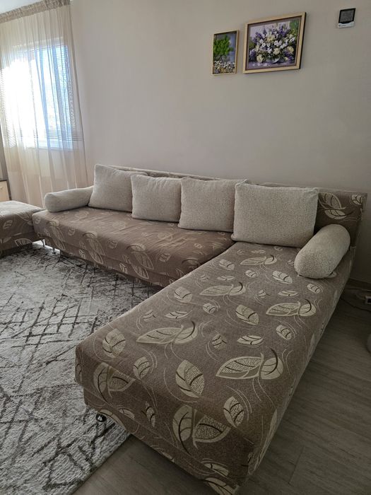 Разтегателен диван с табуретка