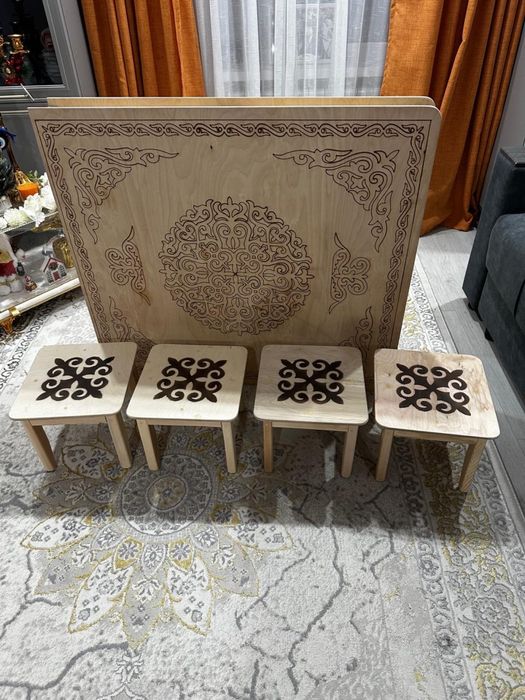 Стол со стульями