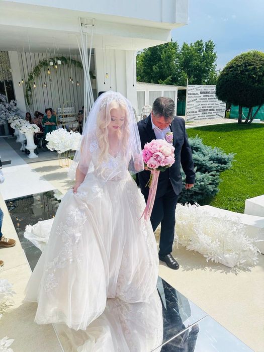 Rochie de mireasa cu trena lunga