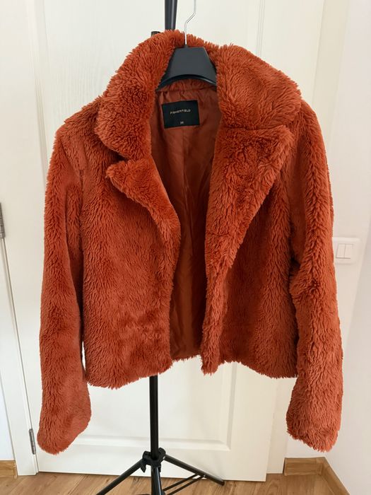 Дамско с пух липсва копче