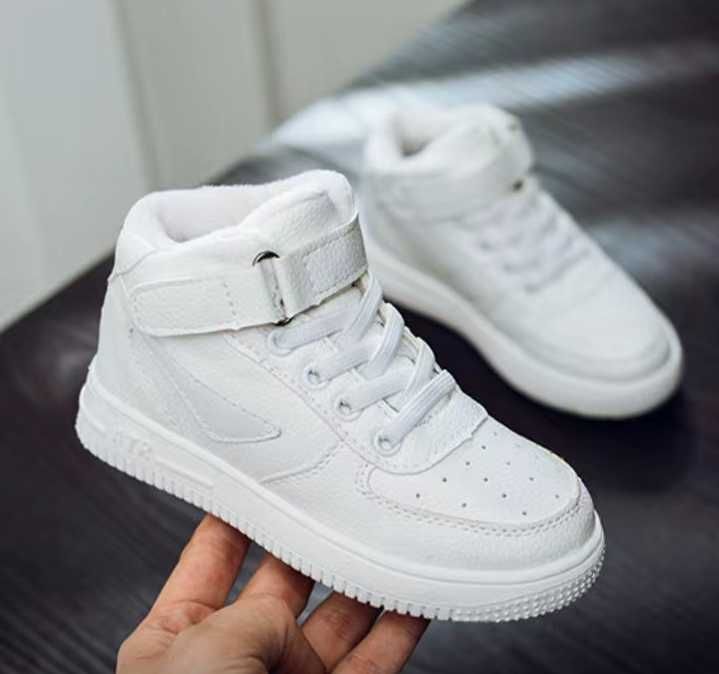 Продам кроссовки белые