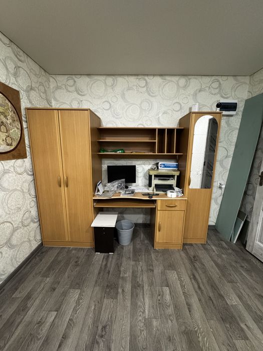 Продам шкаф со встроенным в него компьютерным столом, с полками свер.