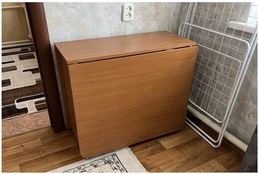 деревянный стол и комод
