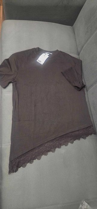 Tricou asimetric cu bordura de dantela marca H&m,maro,marimea Xs,nou,cu eticheta