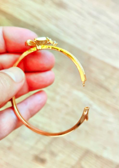 Гривна Bvlgari Fiorever с циркониеви камъни в златист цвят