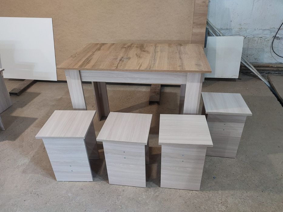 Продам новые стол и 4табуретки