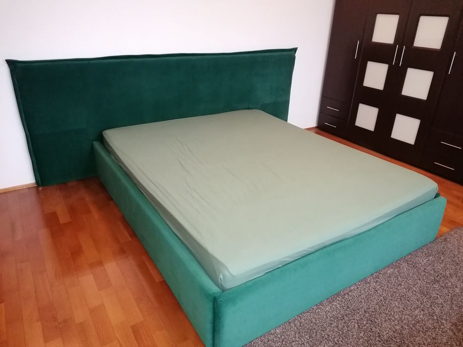 Pat tapițat din catifea