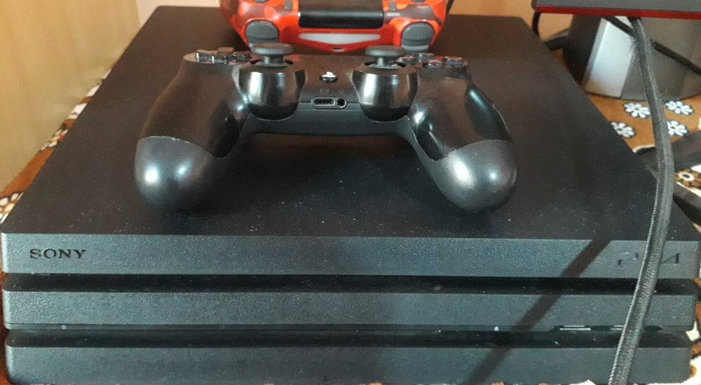 Vand Consola PS4 Pro modat