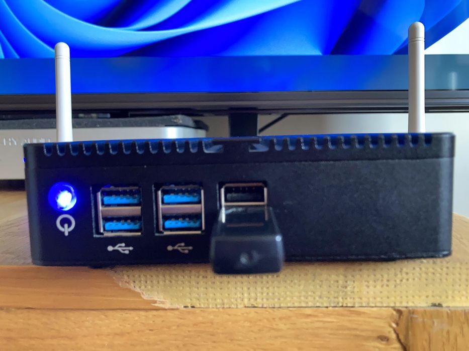 Мини компютър без вентилаторна охлаждане